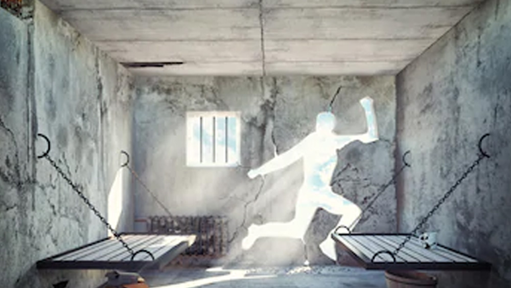 পাঁচ বছর পরে রোমহর্ষক ভাবে কারাগার থেকে পালায় ফাঁসির আসামি জয়ানন্দন। তার সঙ্গে ছিল আরও বেশ কয়েক জন কয়েদি।