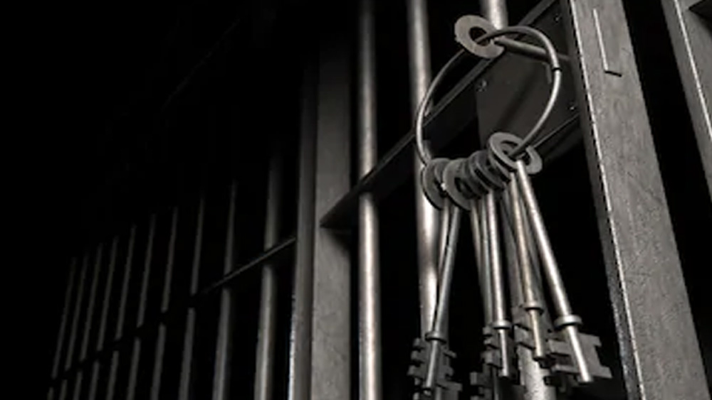 সেলের দরজার তালা ভেঙে কয়েদিরা পাঁচিল বেয়ে ওঠে মইয়ের সাহায্যে। তারপর সেখানে চাদরের ফাঁস লাগিয়ে নামে অন্য দিকে।