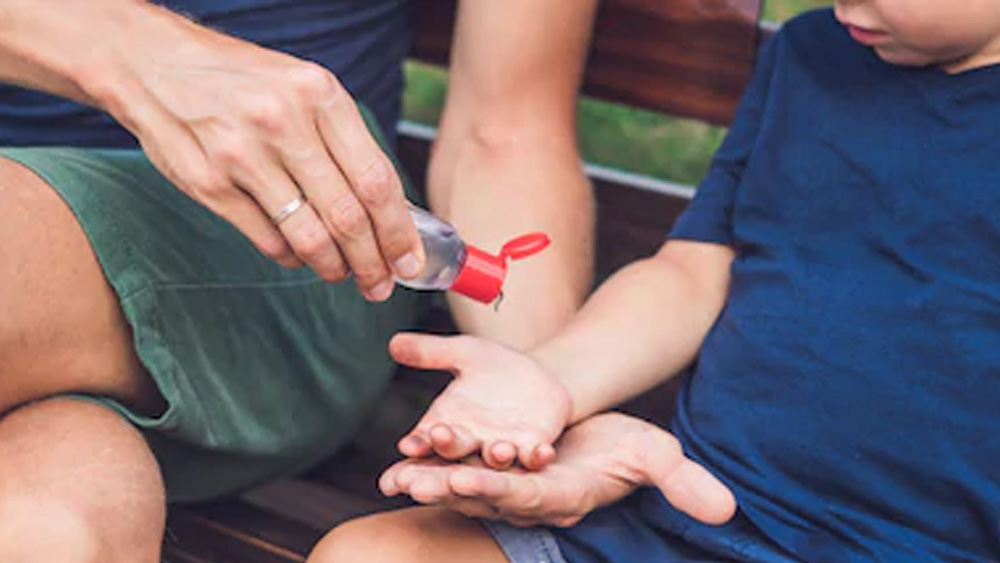 চুয়ান্ন বছর আগে লুপি ভাবতেও পারেননি তাঁর আবিষ্কার একদিন জীবাণুআতঙ্কে ত্রস্ত পৃথিবীর কাছে অন্ধের যষ্টি হয়ে দেখা দেবে। তবে প্রথমদিকে কিন্তু আমজনতার মধ্যে আদৌ পরিচিত ছিল না এর ব্যবহার। হ্যান্ড স্যানিটাইজার তখন মূলত ছিল ডাক্তার, নার্স-সহ জনস্বাস্থ্য বিভাগ সংক্রান্ত লোকজনের ব্যবহার্য জিনিস।