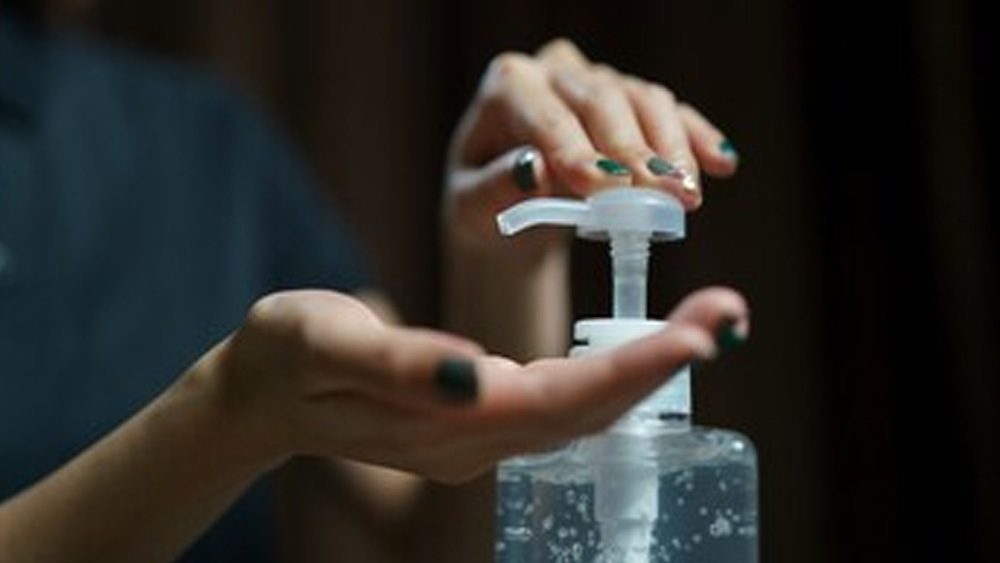 মুক্ত অর্থনীতির জমানায় ভারতীয় বাজারে হ্যান্ড স্যানিটাইজারের পরিচিত হতে সময় লাগেনি। ধীরে ধীরে মহিলাদের হ্যান্ডব্যাগে অত্যাবশ্যকীয় হয়ে উঠল হ্যান্ড স্যানিটাইজার। সমীক্ষায় দেখা গিয়েছে, পুরুষদের তুলনায় মহিলাদের মধ্যে এর ব্যবহার অনেক বেশি।