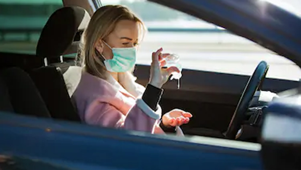 কিন্তু জল ছাড়া তো আর সাবান ব্যবহারের উপায় নেই। তাই যেখানে জল নেই, সেখানে স্যানিটাইজার বিকল্পহীন। ফলে এর অজ্ঞাত ও বিস্মৃত আবিষ্কারক নতুন করে উঠে এসেছেন আলোচনায়। অর্ধশতক আগের এক নার্সিংয়ের ছাত্রীর কাছে কৃতজ্ঞতায় নতজানু জীবাণুত্রস্ত একুশ শতকের আধুনিক বিশ্ব।
(ছবি: আর্কাইভ, সোশ্যাল মিডিয়া, শাটারস্টক)