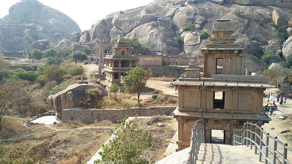 ধরা পড়ার ভয়ে সে পালিয়ে আসে নিজের গ্রামে। ১৯৯৬ সালে সে কাজ পায় ডিস্ট্রিক্ট আর্মড রিজার্ভ-এ। অতীতের ইতিহাস গোপন করে যোগ দেয় কাজে। প্রশিক্ষণ নিতে যায় মধ্যপ্রদেশেও।