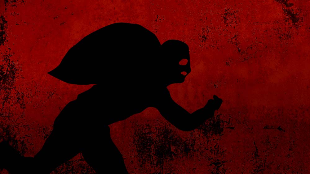 বেঙ্গালুরুর কাছে একটি ছোট শহর পেন্যা। সেখানকার পুলিশ ১৯৯৭ সালে তাকে গ্রেফতার করে সম্পূর্ণ অন্য কারণে। সে ওই এলাকায় বিভিন্ন বাড়ির সামনে শুকোতে দেওয়া মহিলাদের অন্তর্বাস চুরি করত। ধরা পড়ার পর সে পুলিশের কাছে পরিচয় গোপন করে নিজের নাম বলে ‘রমেশ’। তার বাড়ি থেকে উদ্ধার হয় বস্তাভর্তি মহিলাদের অন্তর্বাস।