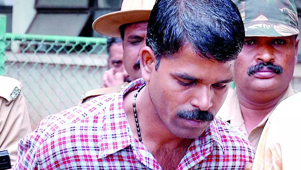 ১৯৯৯ থেকে ২০০২, তিন বছর কারাবন্দি থাকার পরে আবার পালানোর সুযোগ পেয়ে গেল সে। এ বার বেল্লারি থেকে বেঙ্গালুরু যাওয়ার পথে প্রকৃতির ডাকে সাড়া দেওয়ার নাম করে ফাঁকা মাঠে গিয়ে পালায় সে। তার পরের দু’মাসে সে তিন জনকে ধর্ষণ করে। চুরি করে তিনটি মোবাইল ফোন এবং দু’টি ক্রেডিট কার্ড। পুণের এক হোটেলে কিছু দিন ওয়েটারের কাজ করে। তার পর সেখান থেকেও টাকা চুরি করে পালায়।