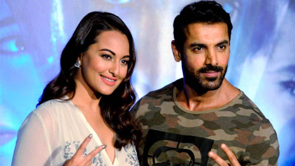 জন ভেবেছিলেন তাঁর আগামী ছবি ‘ফোর্স টু’ নিয়ে অনেক কিছু আলোচনা হবে। কথা হবে সোনাক্ষিকে নিয়েও। কিন্তু তার জায়গায় কৃষ্ণার পরিহাস তিনি নিতে পারেননি।