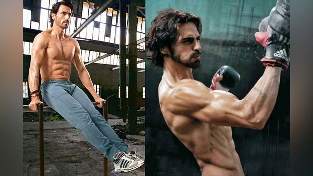 মডেল থেকে সুপারমডেল হয়ে উঠতে সময় লাগেনি অর্জুন রামপালের। এই রকম সময়ই এল অভিনয়ের সুযোগ। অশোক মেটা এবং শান্তনু সোরে তাঁকে দু’টি ছবি, ‘মোক্ষ’ এবং ‘জড়’-এ অভিনয়ের প্রস্তাব দিলেন। তাঁদের কাছে এক বছর সময় চেয়ে নিলেন। গেলেন নিউইয়র্ক। অভিনয় শিখতে। এর পর মুম্বই ফিরে আবার তিনি অভিনয় আর নাচের প্রশিক্ষণ নেন।