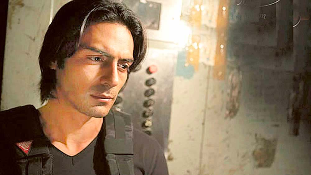 কিন্তু বিদেশ থেকে অভিনয় শিখে এসেও লাভ হল না। আসতে পারলেন না জনপ্রিয়তার প্রথম সারিতে। সাবলীল নয়, এ রকমই বলা হত তাঁর অভিনয়কে। এমনও বলা হত, কোনও দৃশ্যে তাঁর উপস্থিতি নিষ্প্রাণ আসবাবের মতো।