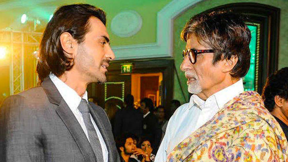 পর পর অর্জুন রামপালের ছবি ফ্লপ হয়। দর্শকমহলে চরম সমালোচিত হতে থাকে তাঁর অভিনয়। ইন্ডাস্ট্রিতে কিছুটা হলেও তিনি পায়ের নীচে জমি পান ‘আঁখে’ ছবিতে। এখানে অমিতাভ বচ্চনের সঙ্গে স্ক্রিন শেয়ার করেন তিনি।