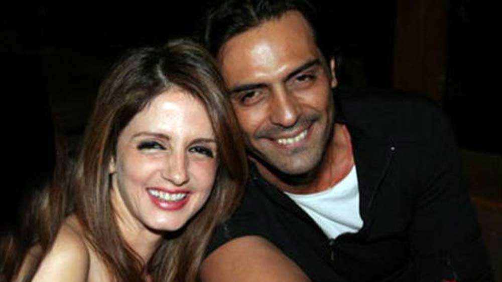 এই পরামর্শ নাকি ভাল ভাবে নেননি শাহরুখ। এ রকম একটা সময়ে আবার নতুন করে বিতর্কে জড়িয়ে পড়েন অর্জুন রামপাল। ইন্ডাস্ট্রিতে বলা হয়, অর্জুনের জন্যই হৃতিক রোশন আর সুজানের বিচ্ছেদ হয়েছে। কারণ সুজান আর অর্জুন তখন ঘনিষ্ঠ সম্পর্কে ছিলেন।