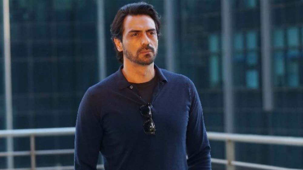 কেরিয়ারের পাশাপাশি ব্যক্তিগত জীবনও তখন যথেষ্ট টালমাটাল। সুজানের সঙ্গে সম্পর্কের গুঞ্জন ওঠার পরে ২০১৫ সালে মেহর জেসিয়া বাড়ি ছেড়ে চলে যান তাঁর বাবা মায়ের কাছে। কেরিয়ারে ঘুরে দাঁড়ানোর আশায় নিজের প্রোডাকশন হাউস থেকে অর্জুন রামপাল বানান ‘ড্যাডি’।