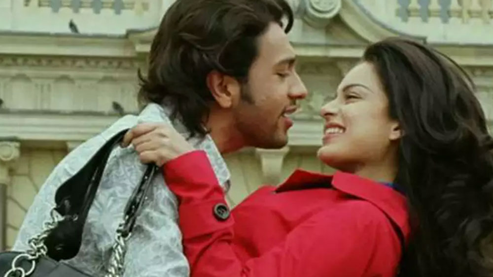 কঙ্গনা-অধ্যয়নের সম্পর্ক শুরু হয়েছিল ২০০৮ সালে। ‘রাজ...’ ফিল্মের গান শুট করার সময় তাঁরা একে অপরের কাছাকাছি আসে। তারপর লং ড্রাইভ এবং ডিনারে প্রায়ই একসঙ্গে যেতেন।