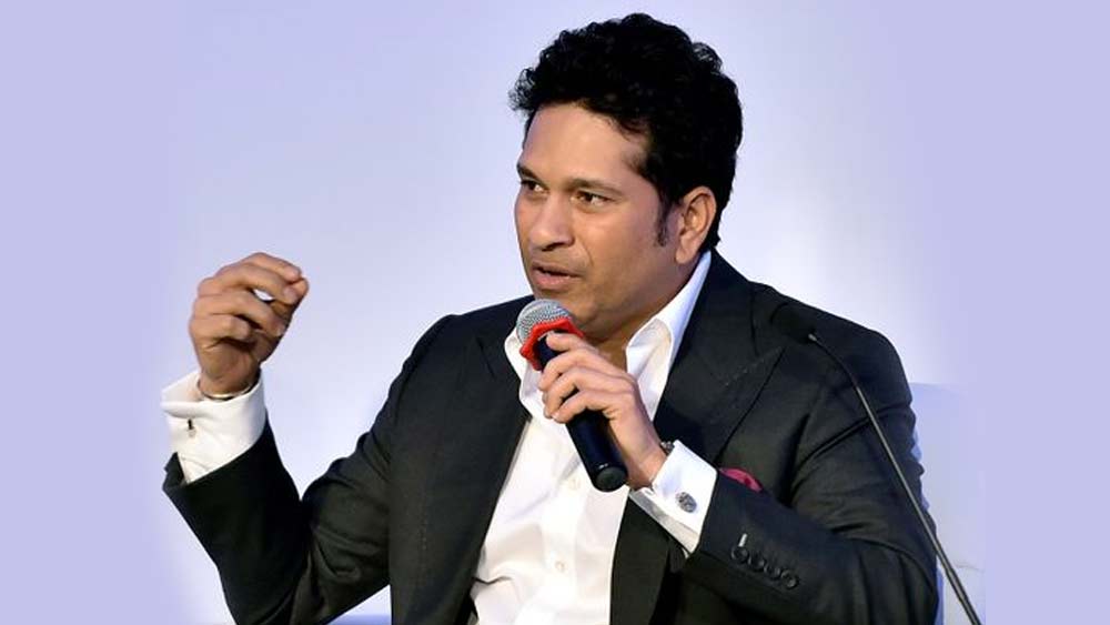 ভারতীয় ক্রিকেট দলের প্রাক্তন অধিনায়ক সচিন তেন্ডুলকর দিয়েছেন ৫০ লক্ষ টাকা। প্রধানমন্ত্রীর ত্রাণ তহবিলে তিনি দিয়েছেন ২৫ লক্ষ টাকা। আর ২৫ লক্ষ টাকা দিয়েছেন মহারাষ্ট্রের মুখ্যমন্ত্রীর ত্রাণ তহবিলে। ভারতীয় ক্রীড়াবিদদের মধ্যে তিনিই সবচেয়ে বেশি অর্থ করোনার বিরুদ্ধে লড়াইয়ে দিয়েছেন।