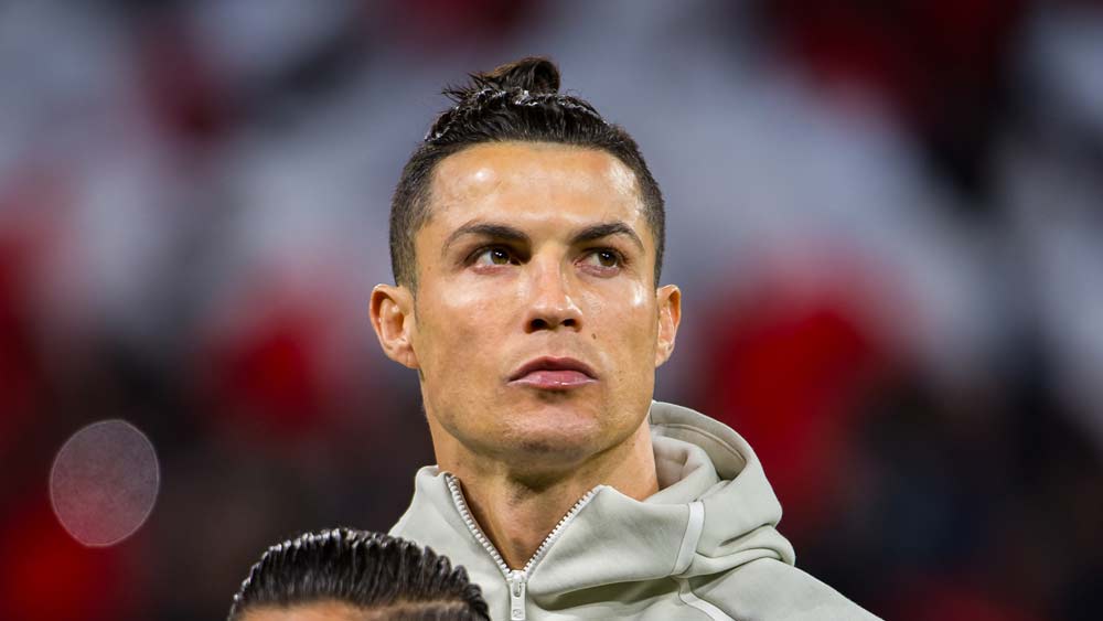 করোনাভাইরাসের বিরুদ্ধে লড়াইয়ে ক্রিশ্চিয়ানো রোনাল্ডো ও তাঁর ফুটবল এজেন্ট জর্জ মেন্দেস পর্তুগালের হাসপাতালে থাকা করোনা আক্রান্তদের চিকিৎসা খাতে ১০ লক্ষ ডলারেরও বেশি দান করেছেন।