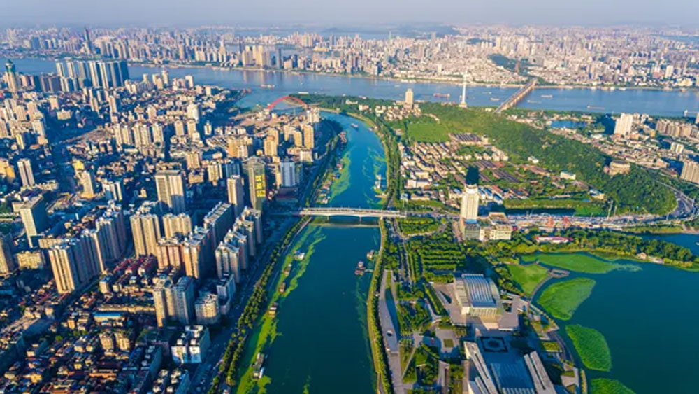 তবে নামের সঙ্গে পরিচিত হলেও উহানের সঙ্গে প্রকৃত পরিচয় অনেকেরই গড়ে ওঠেনি। চিনের এই উহান শহর সম্পর্কে কিছু অজানা তথ্য রইল গ্যালারিতে।