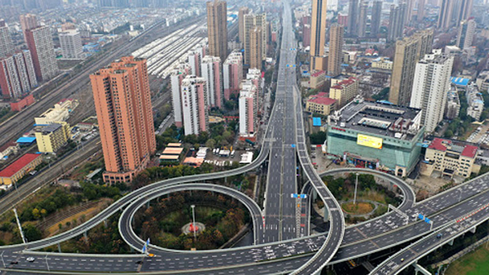 চিনের বহু বছরের ইতিহাস বয়ে চলেছে এই শহর। হুবেই প্রভিনশনাল মিউজিয়াম, ইয়ালো ক্রেন টাওয়ার থেকে চিনের ইতিহাস সম্বন্ধে অনেক তথ্য জানা যায়।