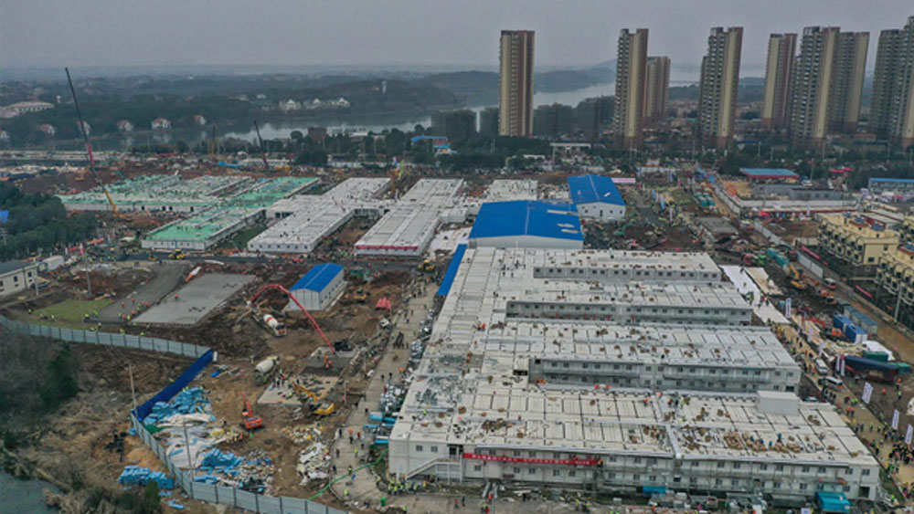 জলপথ, সড়কপথ, রেলপথ সমস্ত দিক থেকেই উন্নত যোগাযোগ ব্যবস্থা এই শহরের। মধ্য চিনের একেবারে কেন্দ্রে অবস্থানের জন্য উহানে ব্যবসাও খুব ফুলে ফেঁপে ওঠে।