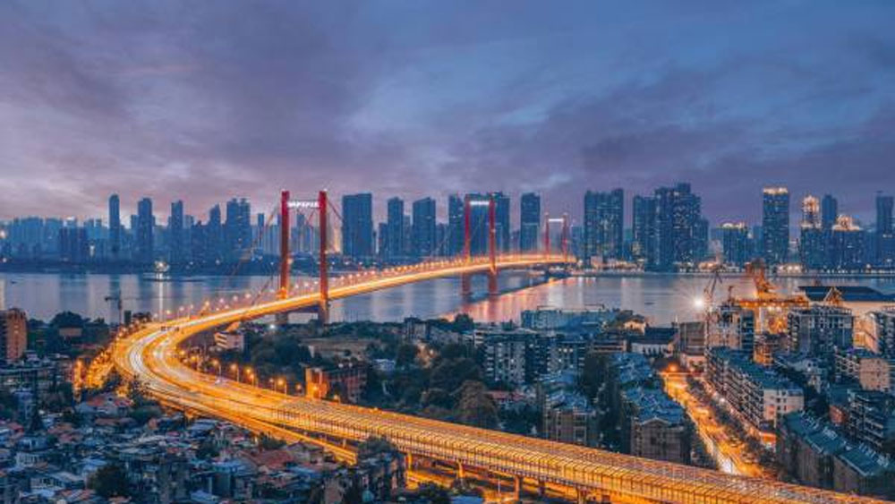 কাঠ, চা, সিল্ক, তুলো-সহ নানা জিনিসের ব্যবসা এখানে। এ ছাড়া নানা রকম প্রাণীর কেনাবেচারও বড় কেন্দ্র উহান। এই নানারকম প্রাণীর মাংস থেকেই করোনাভাইরাস ছড়িয়ে পড়ার কথা শোনা গিয়েছিল প্রথমে।