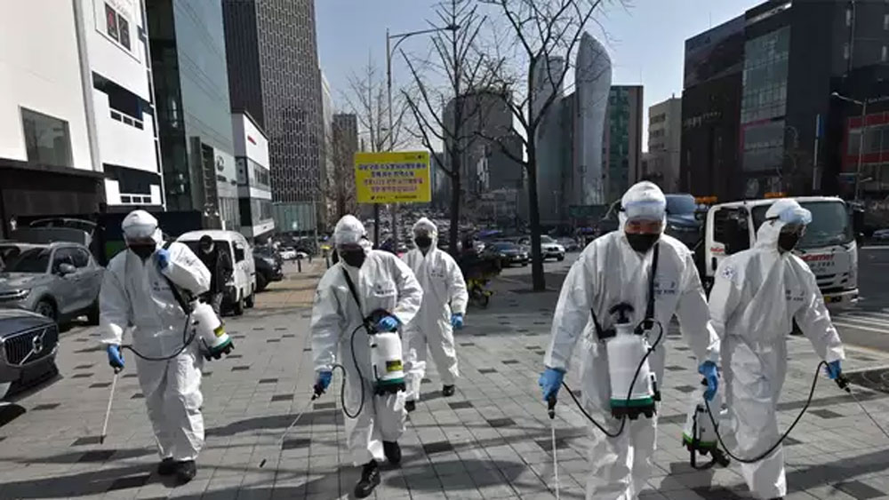 আর উহান থেকে দ্রুত কেন বিশ্বের অন্যান্য শহরে করোনাভাইরাসের সংক্রমণ ছড়িয়ে পড়ল? তার কারণও উহানের উন্নত যোগাযোগ ব্যবস্থা এবং ব্যবসায় সমৃদ্ধি।