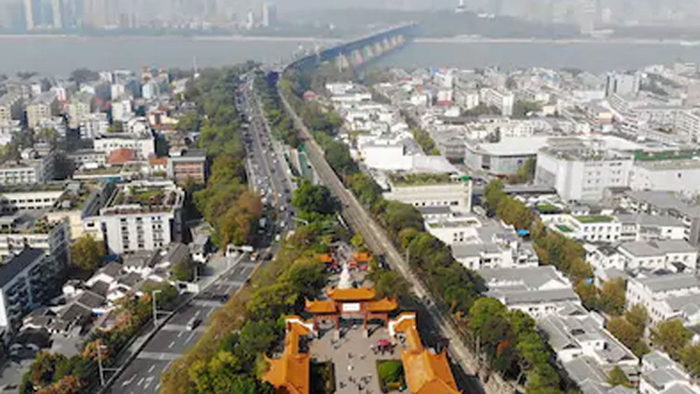 আসলে ব্যবসার খাতিরেই দেশ-বিদেশের ব্যবসায়ীদের যাতায়াত এই উহানে। তাঁদের মধ্যে কেউ করোনাভাইরাসে আক্রান্ত হয়ে দেশে ফিরলেই, তাঁর থেকে ক্রমে ওই দেশের বাকিদেরও মধ্যে ছড়িয়ে পড়তে শুরু করল এই ভাইরাস।