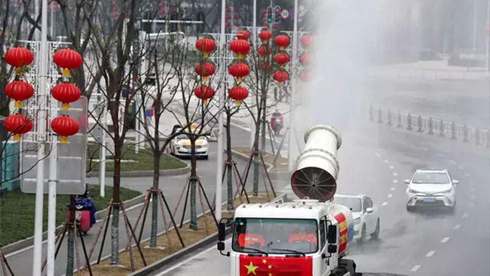 শুধুমাত্র উহানেই ১৬৫৬টি বড় কারখানা রয়েছে। এ ছাড়াও আরও নানা ধরনের ছোট কারখানা তো রয়েছেই। এই উহানেই রয়েছে বায়োলজিক্যাল ইঞ্জিনিয়ারিং শিল্প, ফার্মাকিউটিকলসের মতো উত্পাদন শিল্পও। এবং চিনের তৃতীয় বৃহত্ গাড়ি উত্পাদন কেন্দ্রও এই উহান।
