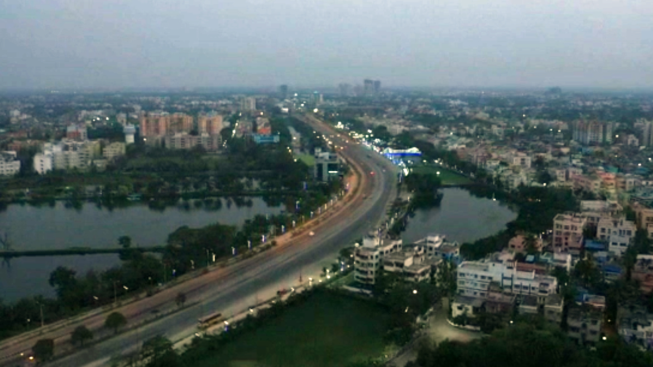 শহরের এ পার-ও পার জুড়ে দিয়েছে ইএম বাইপাস। এখন অবশ্য রোজকার ব্যস্ততা নেই। এক সময়ের প্রাণচঞ্চল, গতিশীল রাস্তা এখন শুয়ে আছে নিষ্প্রাণ হয়ে। গতির দৌড় নেই, ধোঁয়া-ধুলো নেই। এখন কদাচিত দেখা মেলে যানবাহনের। লকডাউনের অবসরে বাইপাস এখন যেন বিশ্রাম নিচ্ছে।