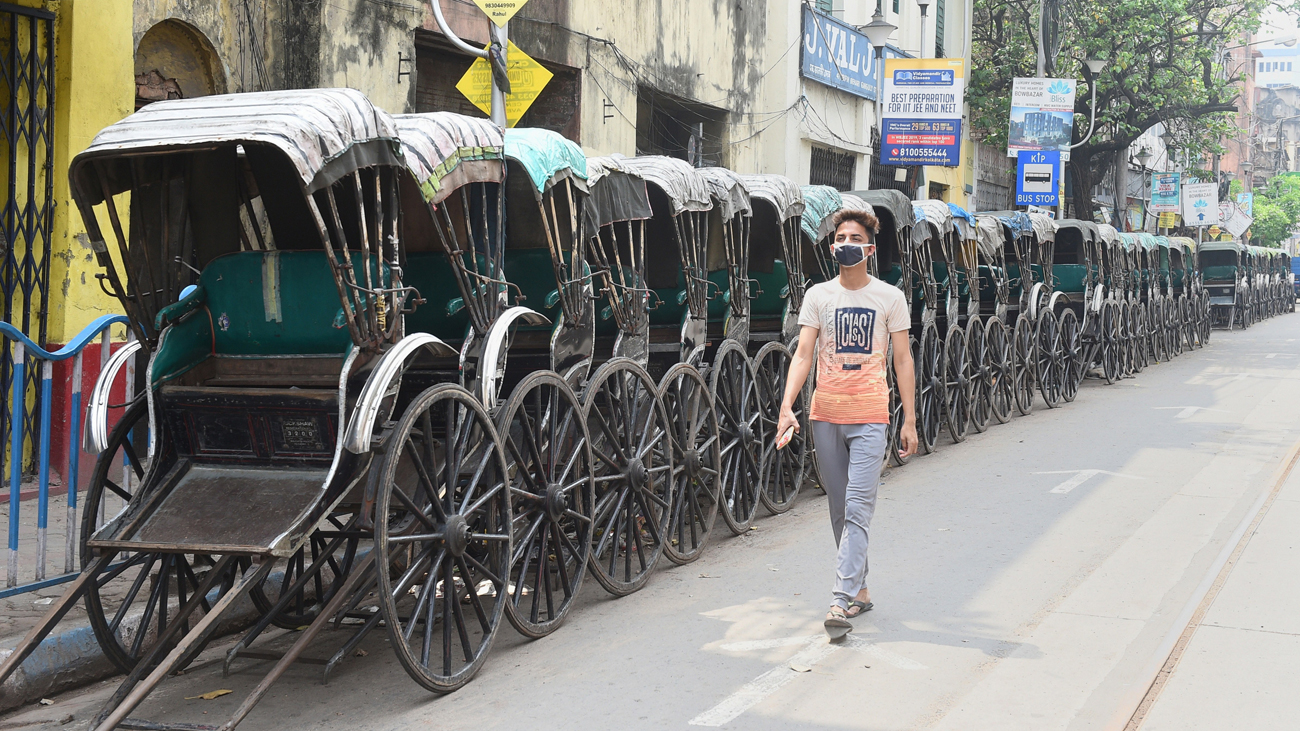 শিয়ালদহ মানেই প্রচণ্ড ভিড়! এই ছবি দেখে তা কে বলবে? রাস্তার ধারে সারবন্দি হয়ে এখন বিশ্রাম নিচ্ছে হাতে টানা রিকশা।