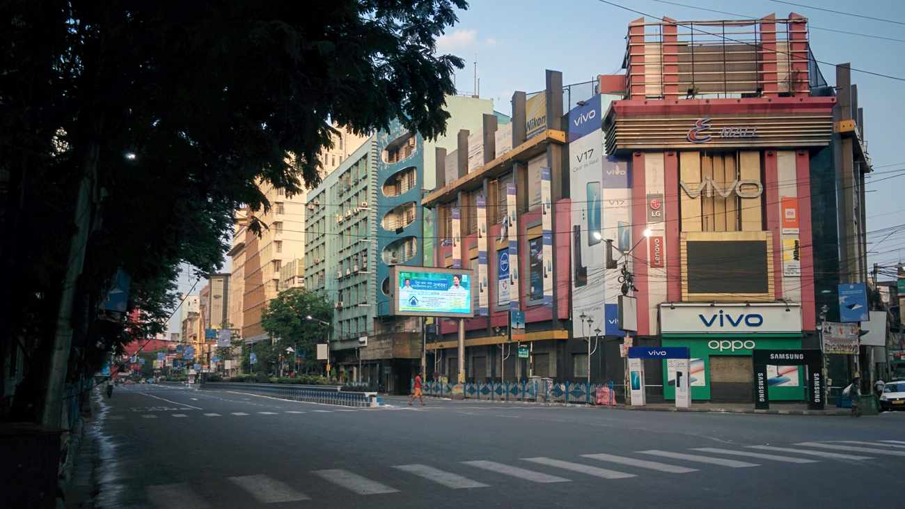 বিশ্রাম নিচ্ছে রোজকার ব্যস্ত চাঁদনি চকও। অপেক্ষায় রয়েছে, আবার কখন রাজপথ জেগে উঠবে মানুষের পায়ের শব্দে।