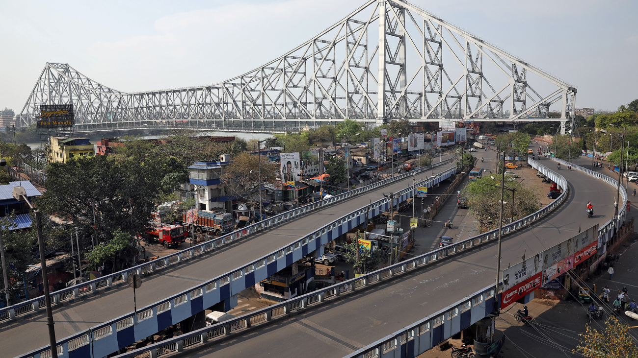 কলকাতার সঙ্গে জেলাকে জুড়েছে হাওড়া স্টেশন ও হাওড়া ব্রিজ। রোজ সেখানে লক্ষ লক্ষ মানুষের ভিড় জমত। সেই সেতু বা লাগোয়া ব্রেবোর্ন রোড শুনশান এই লকডাউনে।