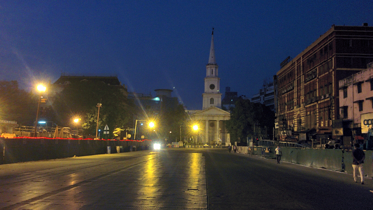 আলো জ্বলছে। অপেক্ষায় রয়েছে রাজপথ। কিন্তু লকডাউনে এখন স্তব্ধ কলকাতার এক সময়ের ব্যস্ততম এলাকা ডালহৌসি।