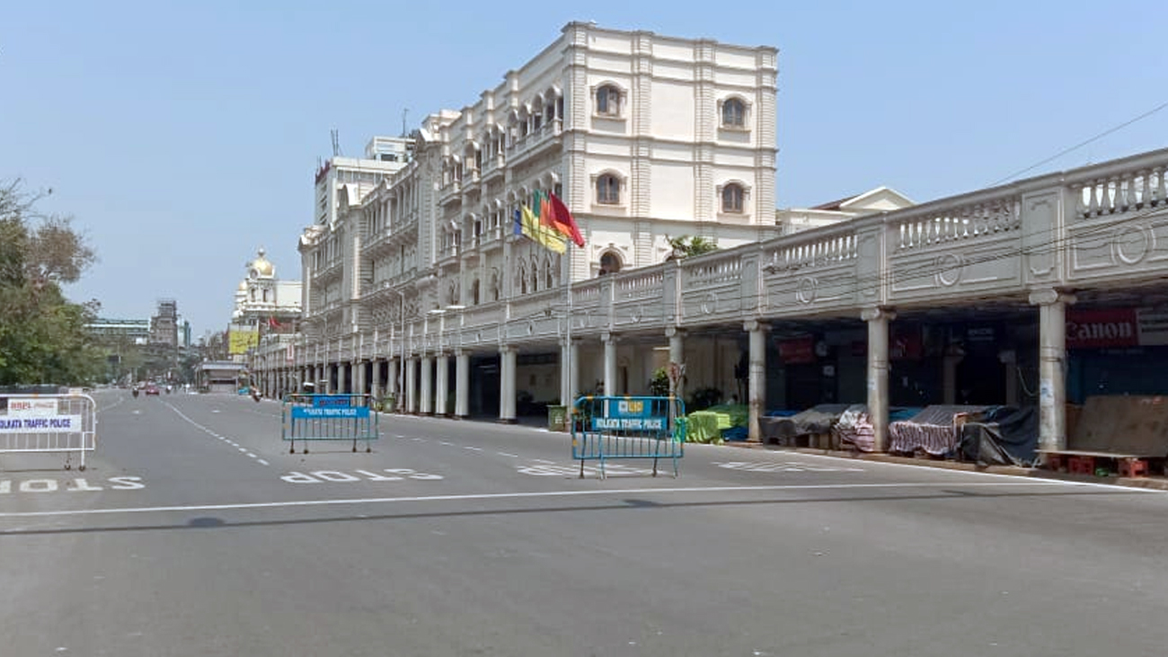 এই সেই ১৩ চৌরঙ্গী রোড। গ্র্যান্ড হোটেলের ঠিকানা। এখন খাঁ খাঁ করছে সেই চত্বর। ছবি: সোমনাথ মণ্ডল