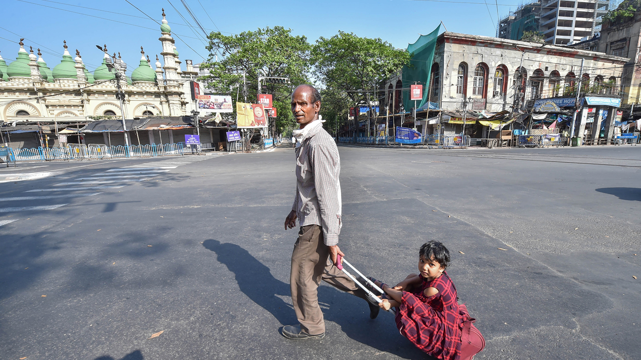 লকডাউনে একই চেহারা হয়েছে ধর্মতলা মোড়েরও। প্রতি দিনের ব্যস্ততা এখন আর নেই। ধু ধু করা রাস্তায় এখন খেলা আর খেলা।
