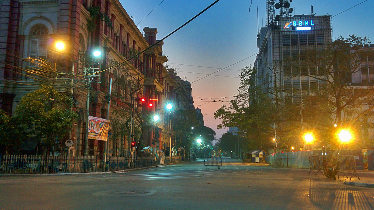 রোজ হাজার হাজার পায়ের শব্দ ওঠে এখানে। আপাতত তা নেই। কলকাতার অন্যতম ব্যস্ত এলাকা টেলিফোন ভবন চত্বরও এখন নিষ্প্রাণ।