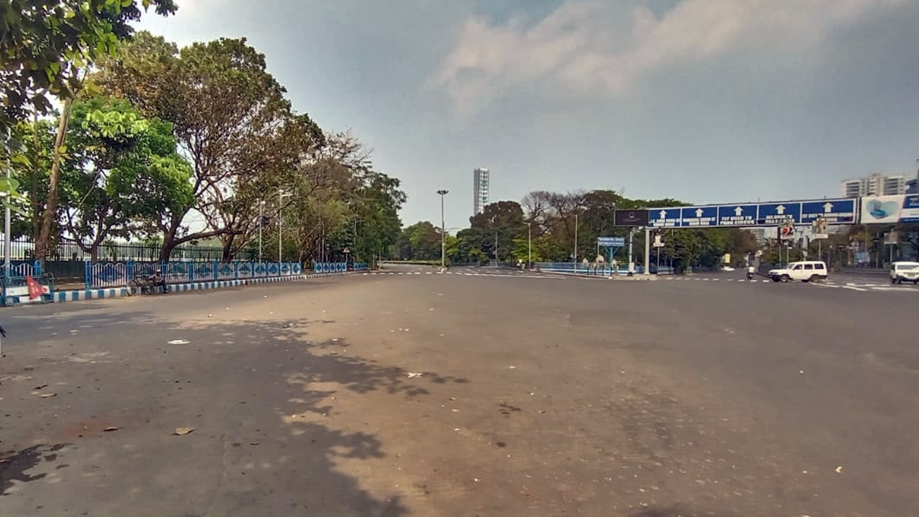 রাস্তার ক্রসিংয়ে সিগন্যাল লাল বা সবুজ হচ্ছে আপনাআপনি। কিন্তু জনমানব প্রায় নেই বললেই চলে। এখন বিশ্রাম নিচ্ছে এসএসকেএম চত্বরও। ছবি: সোমনাথ মণ্ডল।