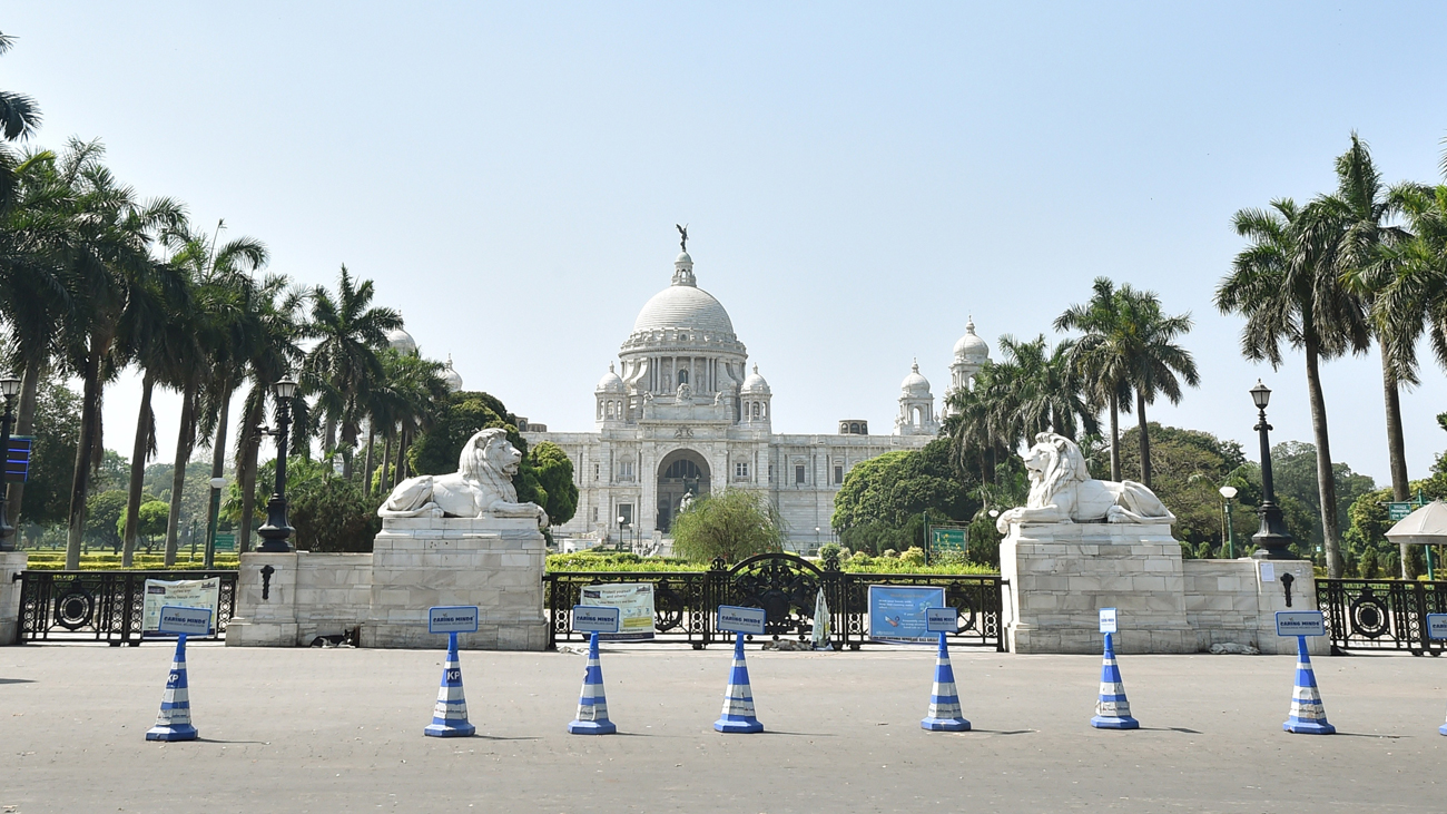 কলকাতার প্রতীক, আকাশে দু’হাত ছড়িয়ে অপেক্ষা করে থাকে ভিক্টোরিয়ার পরী। রোজ রোজ জন সমাগমই এখানকার অভ্যাস। কিন্তু এখন যে সিঁটিয়ে গিয়েছে ভিক্টোরিয়া চত্বর। ছবি: সোমনাথ মণ্ডল
