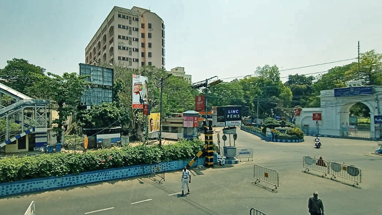 চায়ের কাপে তুফান নেই। প্রতি দিনের ব্যস্ত জাতীয় গ্রন্থাগার চত্বরের পরিস্থিতিও এখন কলকাতার অন্যান্য জায়গার মতোই নির্জন। ছবি: সোমনাথ মণ্ডল।