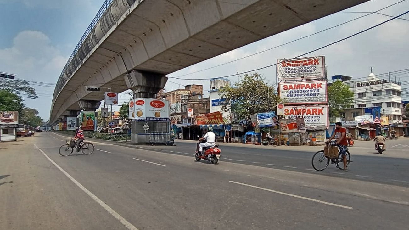 রোজ প্রাণজাগা বেহালা ১৪ নম্বরেও এখন গাড়ির চাকার শব্দ নেই। জনমানব কম। ছবি: সোমনাথ মণ্ডল
