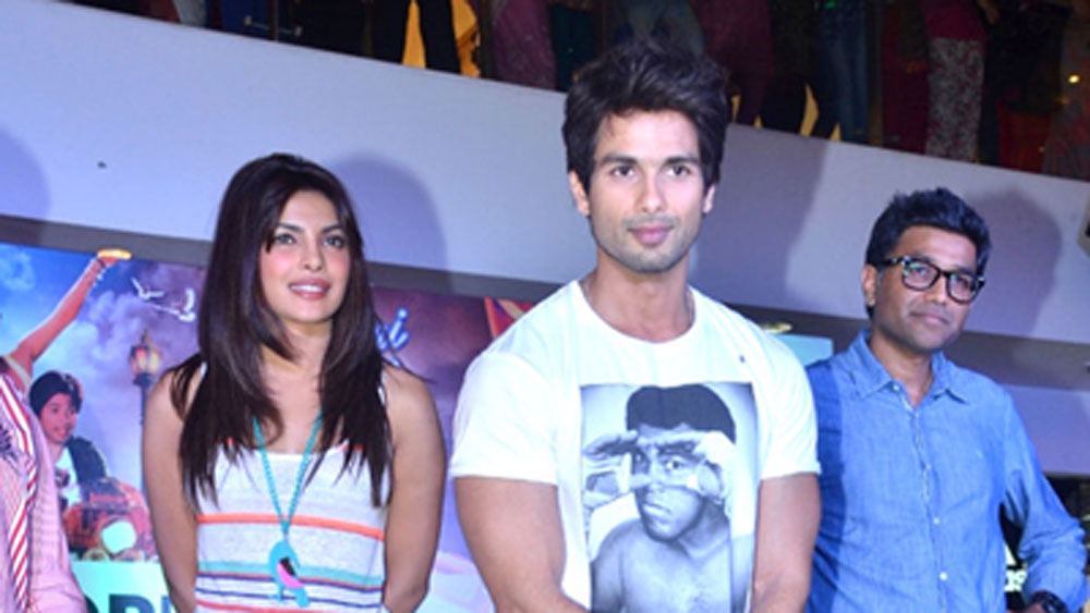 ২০১০ সালে প্রিয়ঙ্কা চোপড়ার বাড়িতে আয়কর অফিসারদের তল্লাশি চলে। প্রিয়ঙ্কা সে সময় শাহিদকেই ফোন করেছিলেন। শাহিদও খুব দ্রুত তাঁর বাড়িতে পৌঁছে গিয়েছিলেন। সেই থেকেই তাঁদের সম্পর্কটা সকলের কাছে উন্মুক্ত হয়ে যায়।