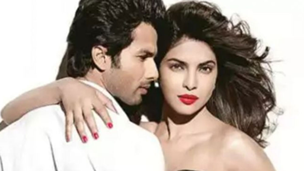 পরে শাহিদ এবং প্রিয়ঙ্কা দু’জনে এক সাক্ষাত্কারে সম্পর্কের কথা স্বীকারও করেছিলেন। ২০১২ সালে মুক্তি পাওয়া ‘তেরি মেরি কাহানি’ ফিল্মের শুটিং চলছিল। সে সময় থেকেই তাঁদের সম্পর্কের মধ্যে চিড় ধরতে শুরু করে। সেটা ছিল ২০১১ সাল।