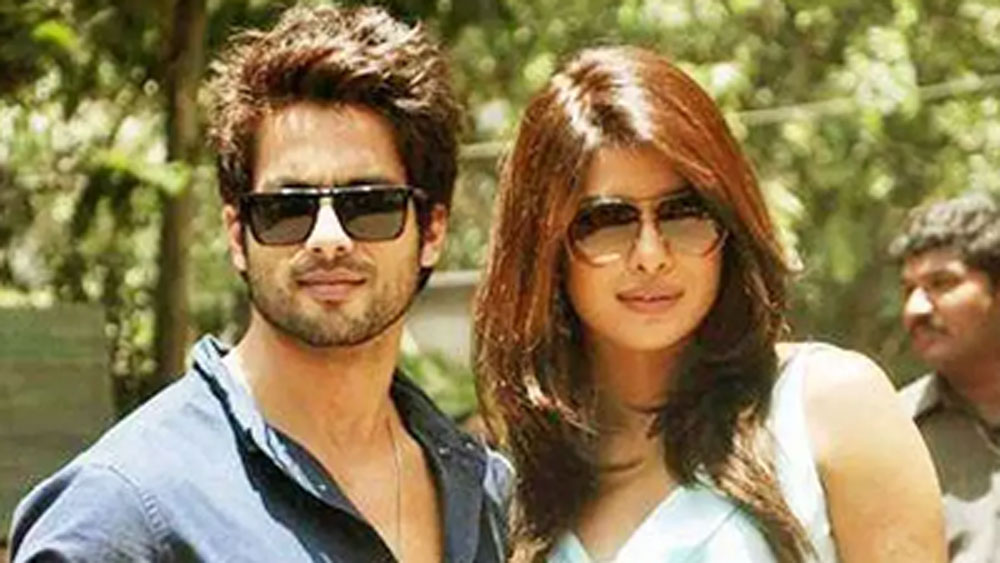 বলিউডে গুঞ্জন, এ সময় নাকি প্রিয়ঙ্কা বলিউডের অন্য এক জনপ্রিয় অভিনেতার ঘনিষ্ঠ হয়ে পড়েছিলেন। প্রিয়ঙ্কার সঙ্গে ওই অভিনেতার ঘনিষ্ঠতা শহিদ কপূর মেনে নিতে পারছিলেন না।