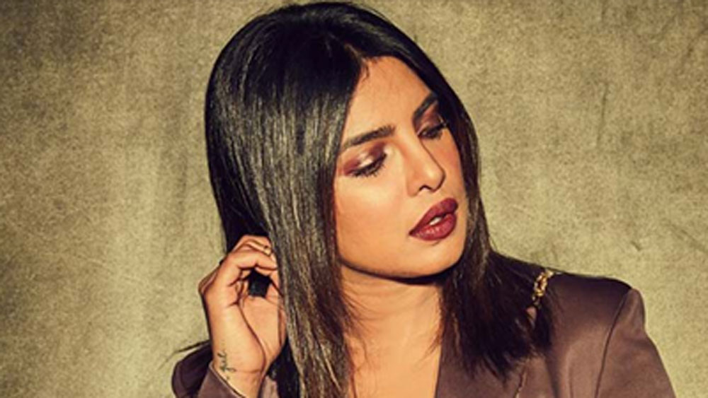 তার উপর প্রিয়ঙ্কার কেরিয়ারেও বড়সড় শিফট হতে শুরু করে। শহিদ তখও স্ট্রাগল করছিলেন, আর প্রিয়ঙ্কা দ্রুত সিঁড়ি বেড়ে উপরে উঠতে শুরু করে দেন। দেশি গার্লের এই জনপ্রিয়তাও শাহিদ মেনে নিতে পারছিলেন না বলে মনে করেন অনেকে।