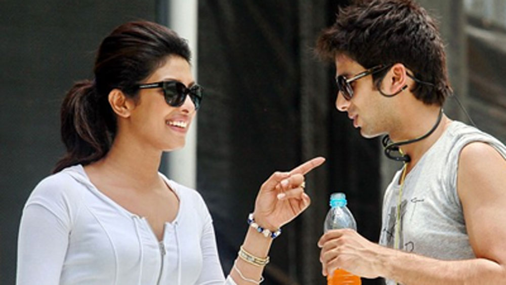 এ সবের মাঝে দু’জনের মধ্যে অনেক দূরত্বও তৈরি হয়ে গিয়েছিল। তবে প্রিয়ঙ্কা এবং শাহিদ দু’জনেই সম্পর্কটাকে একটা শেষ সুযোগ দিতে চেয়েছিলেন। ২০১১ সালের নভেম্বর নাগাদ তাঁরা একসঙ্গে ছুটি কাটাতে গোয়া যান।