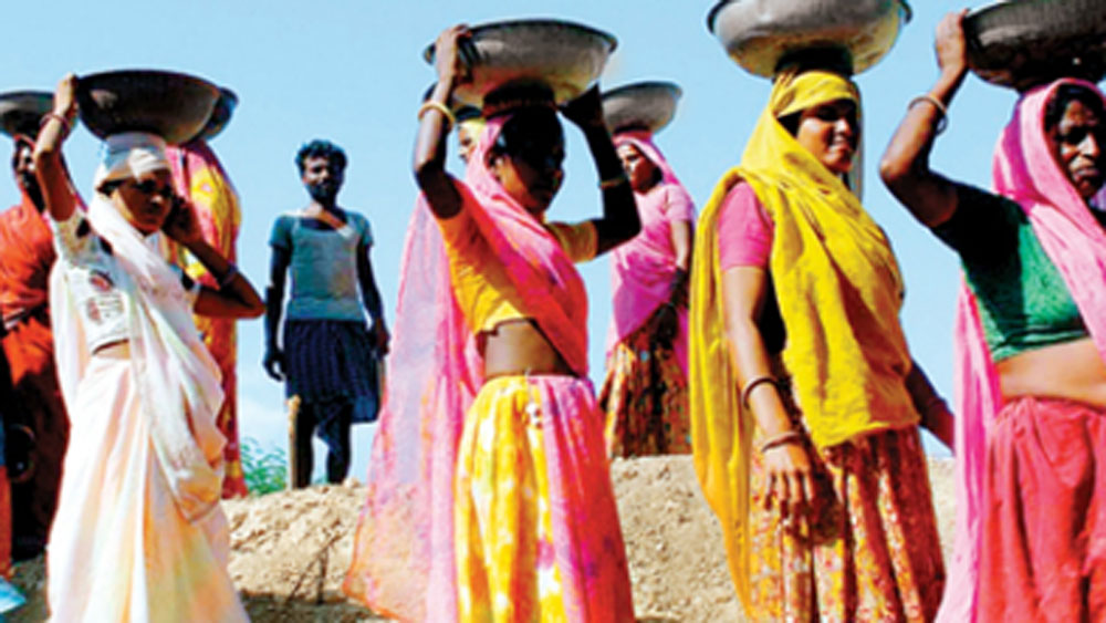 তাও ঠিকা শ্রমিকের কাজ। অনটনের সংসারে সেই উপার্জনে ঠিক মতো খাওয়াই জুটত না। সব ভাইবোনকে স্কুলে পাঠানোর ভাবনা আর বাবা-মার মাথায় আসবে কী করে!