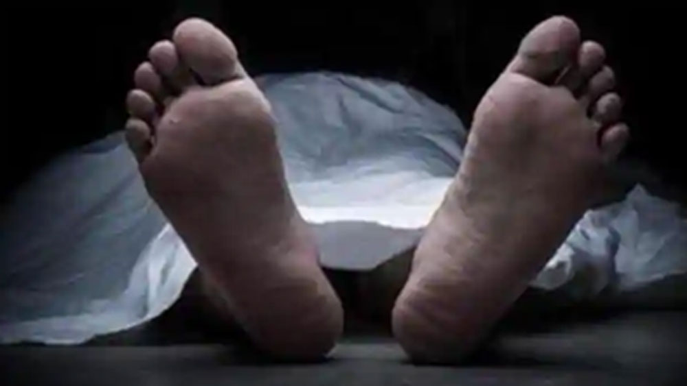 সপ্তম শ্রেণিতে পড়াকালীন ফের আর এক অভিশাপ নেমে আসে তাঁর জীবনে। বাবা মারা যান। পরিবারের আর্থিক অবস্থার আরও অবনতি হয়। এই অবস্থায় পড়াশোনা আর এগিয়ে নিয়ে যেতে পারবেন কি না বুঝতে পারছিলেন না।