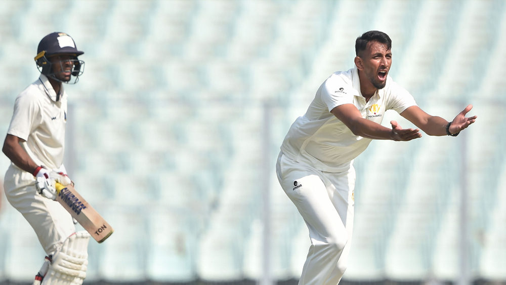 ইডেনে হোম অ্যাডভান্টেজ থাকলেও টসভাগ্য যেন ভাল ছিল না বাংলার অধিনায়ক অভিমন্যু ঈশ্বরনের। টস জিতে নেন কর্নাটকের অধিনায়ক করুণ নায়ার। টস জিতে প্রথমে বোলিংয়ের সিদ্ধান্ত নেয় কর্নাটক। পরীক্ষা শুরু হয় বাংলার ব্যাটসম্যানদের।