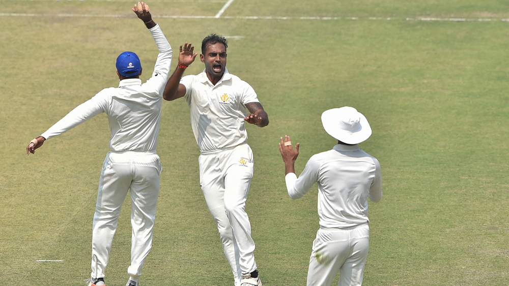 সেমিফাইনালে প্রথম ইনিংসের শুরুতে সুবিধা তৈরি তো দূরের কথা, উল্টে শুরুতেই চাপে পড়ে যান ঈশ্বরন-সুদীপ-মনোজরা। পর পর উইকেট হারিয়ে এক সময় রীতিমতো ধুঁকতে থাকে বাংলা। স্কোরবোর্ডে ৬ উইকেট পড়ে গিয়েছে, রান মাত্র ৬৭। এই অবস্থা থেকে বাংলা যে ঘুরে দাঁড়াবে তা অতি বড় ক্রিকেটভক্তও ভাবেননি।