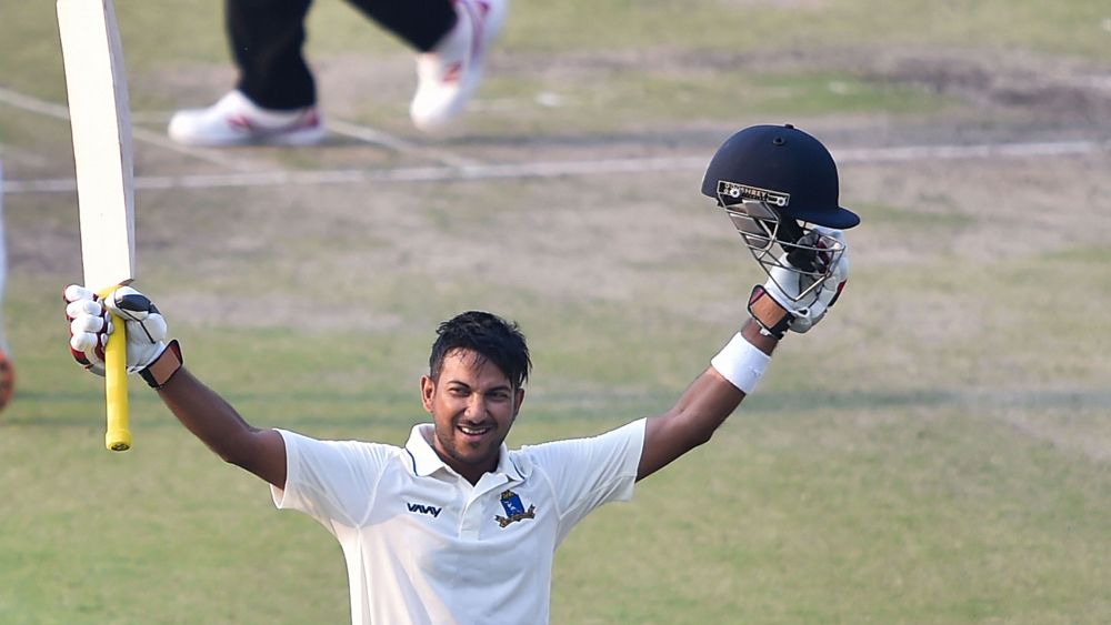 কর্নাটকের দাপুটে বোলিংয়ের সামনে রীতিমতো কুঁকড়ে গেলেও বাংলার হয়ে ত্রাতার ভূমিকায় দেখা দেন অনুষ্টুপ মজুমদার। নিজে অপরাজিত থাকেন ১৪৯ রানে। ২০৭ বলের অনুষ্টুপের সেই ইনিংস সাজানো ছিল তিনটে ছয় ও ২১টি চার দিয়ে।