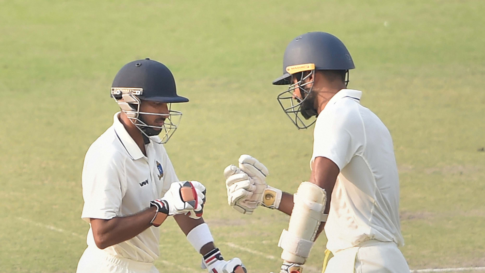 দেড়শো মিস করলেও অনুষ্টুপ মজুমদারের সঙ্গে জুটিতে শাহবাজ নাদিমের ৩৫ রানও মূল্যবান হয়ে ওঠে। সেই সঙ্গে ন’নম্বরে নেমে আকাশদীপের ৪৪ রানের জন্য বাংলার ঝুলিতে প্রথম ইনিংসে পুঁজি দাঁড়ায় ৩১২ রান। কর্নাটকের হয়ে ৩টি করে উইকেট নেন অভিমন্যু মিঠুন ও রনিত মোরে।