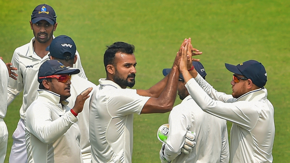 কর্নাটকের প্রথম ইনিংসেই ফের চমক বাংলার। প্রথম ওভারেই ওপেনার রবিকুমার সমর্থকে তুলে নেন ঈশান পোড়েল। স্কোর তখন ১-১। সে সময় সবুজ পিচে বলকে রীতিমতো যেন কথা বলাচ্ছেন ঈশান।