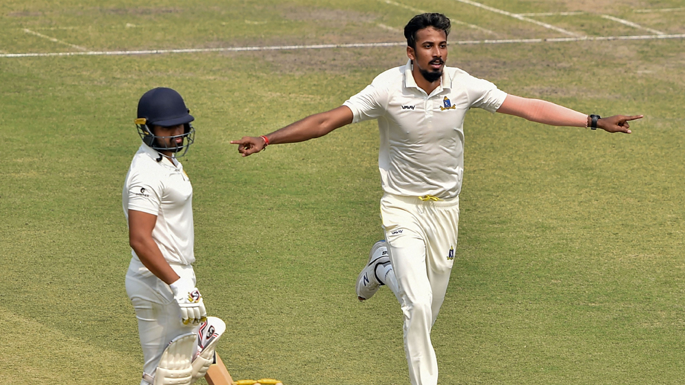 কর্নাটকের শিবিরে বড়সড় ধাক্কা দিয়ে বাংলা শিবিরে হাসি ফোটান ঈশান পোড়েল। একে একে ৫ উইকেট তুলে নেন। খরচ করেন মাত্র ৩৯ রান। ৩ উইকেট তুলে নিয়ে তাঁকে যোগ্য সঙ্গত দেন আকাশদীপ।