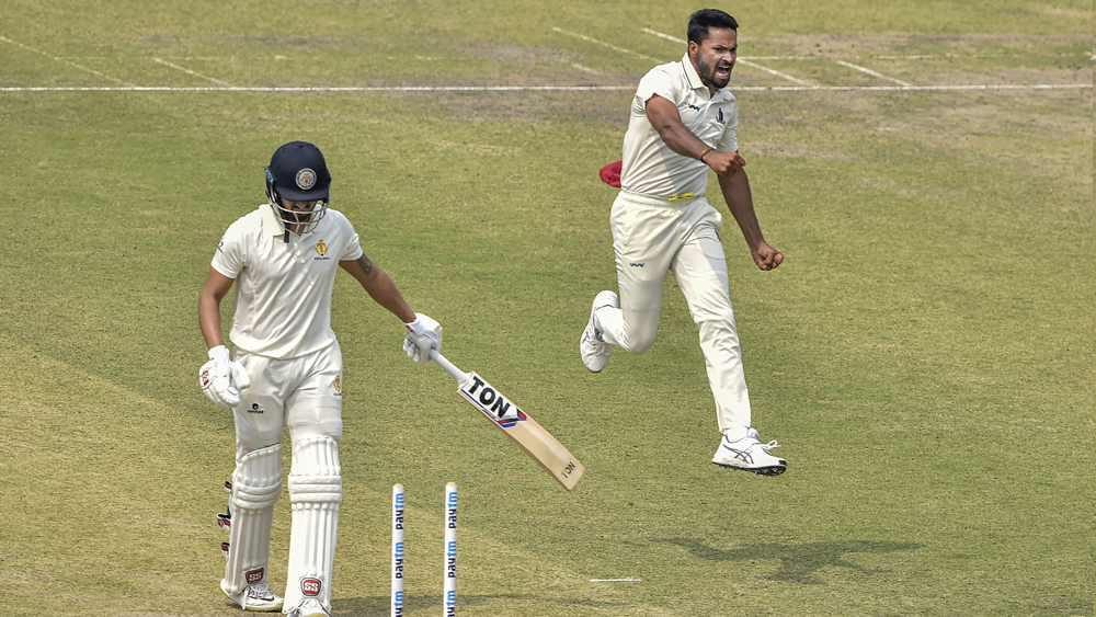 ঈশান-আকাশের জুটির দাপটে কর্নাটকের ব্যাটসম্যানদের ঘন ঘন প্যাভিলিয়নে ফেরা শুরু হয়। সে সময় রীতিমতো খাদে পড়ে যায় কর্নাটক শিবিরে। এক সময় তো স্কোর দাঁড়িয়েছিল ৭ উইকেটে ৬৫। সেখান থেকে ১২২ রানে গুটিয়ে যায় কর্নাটক।